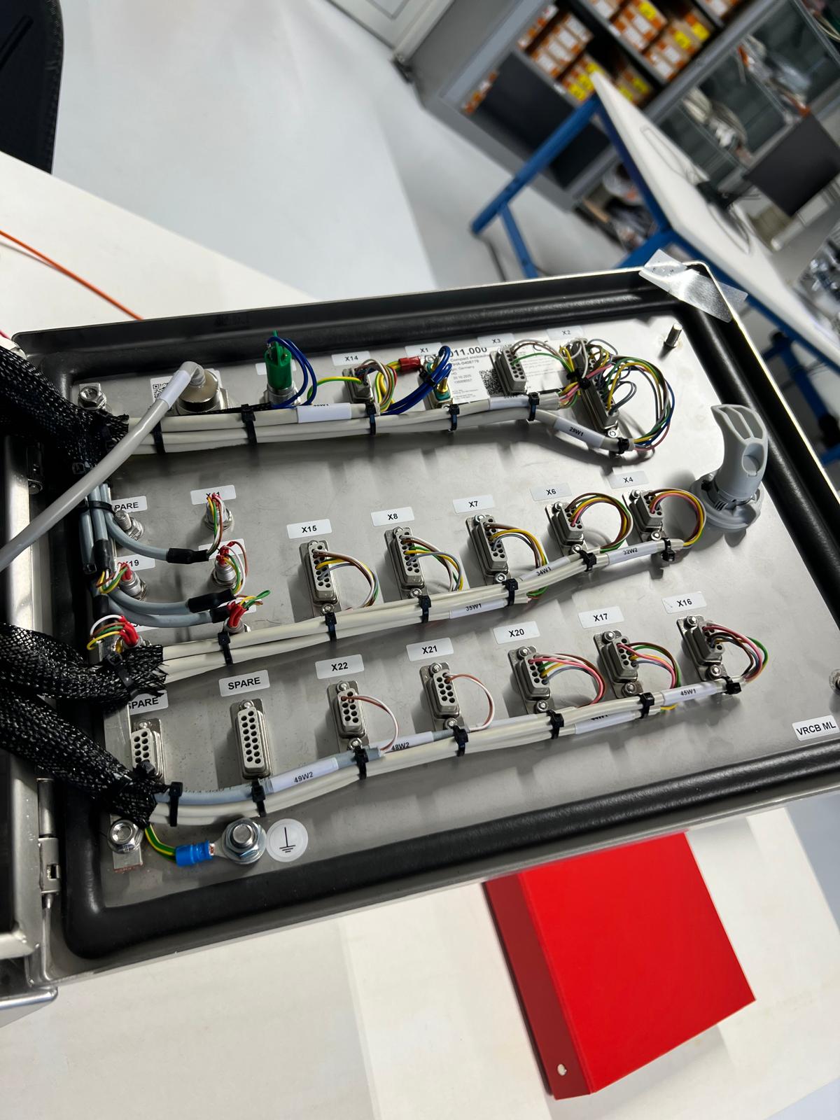Bedrade kastdeur met genummerde connectoren