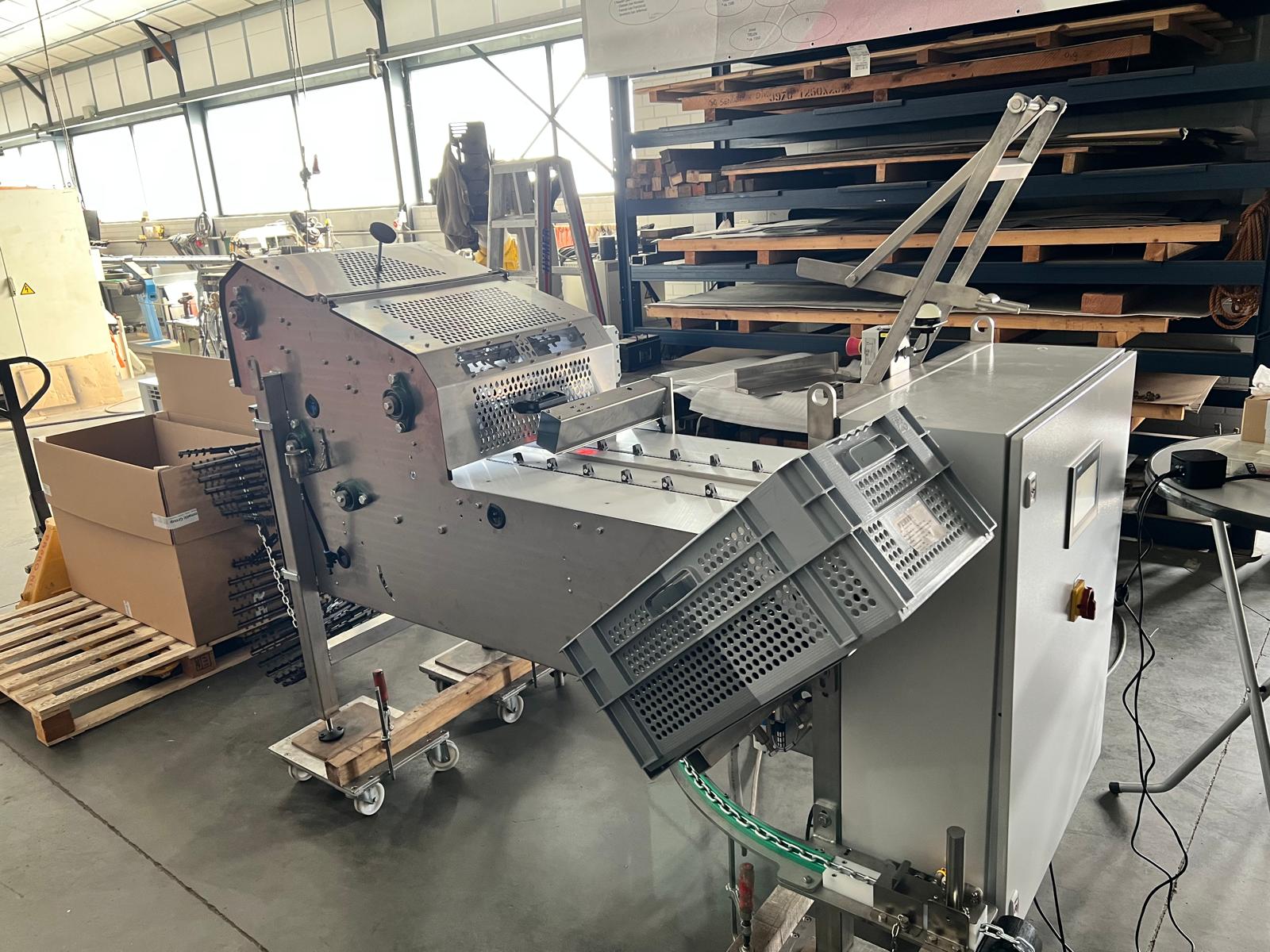 Machine met besturingskast in de werkplaats van Felu